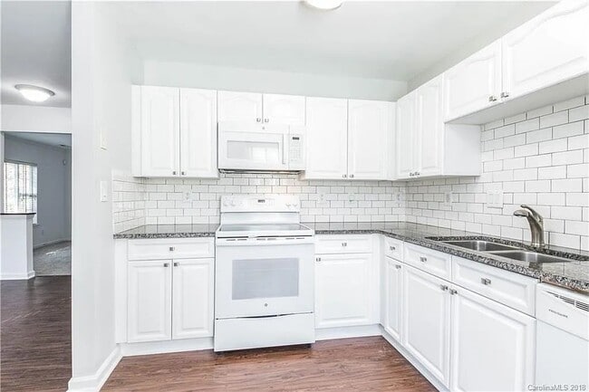 Building Photo - 3715 Melrose Cottage Dr