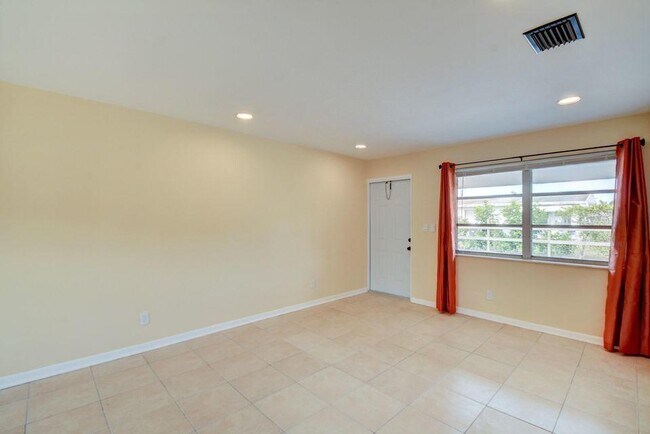 Foto del edificio - 729 Ridge Rd