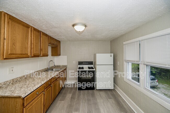 Building Photo - 487 Crouse St