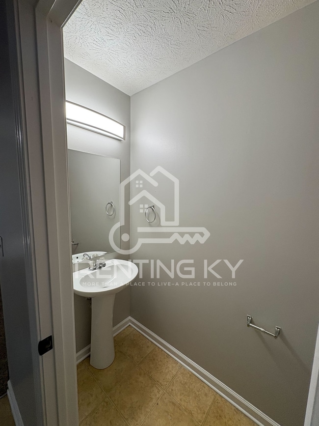 Building Photo - 2-Bed, 1.5-Bath Duplex/Townhome with Garage!