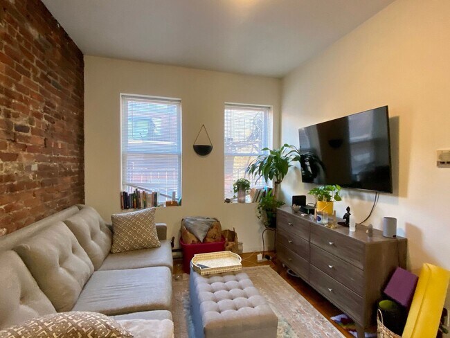 Building Photo - Nicely renovated 1 bed in the heart of the...