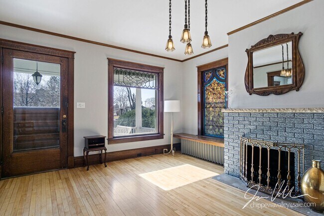 Building Photo - 4 bed 1.5 bath Home in Eau Claire, WI