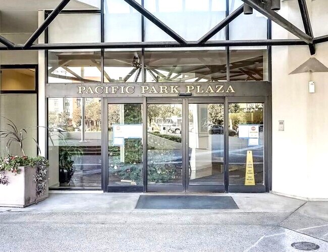 Foto del edificio - 6363 Christie Ave