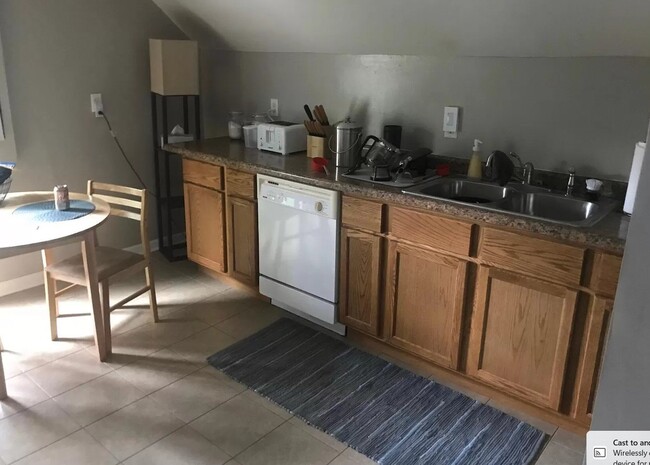 Building Photo - Large 2 Bedroom, 1 Bathroom Duplex