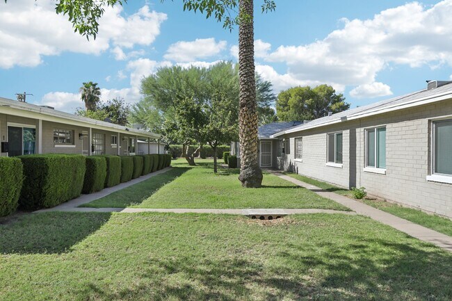 Building Photo - 2545 E Clarendon Ave