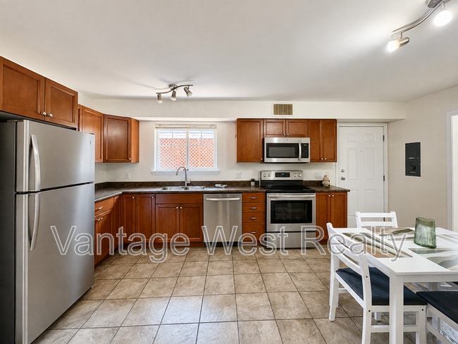 Building Photo - 578 B Cadder Ave