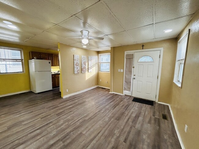 Building Photo - 242 W 28th St