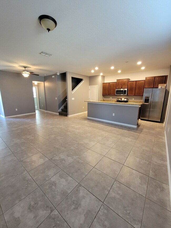 Building Photo - Spacious 4 bedroom 2.5 Bathroom Townhouse ...