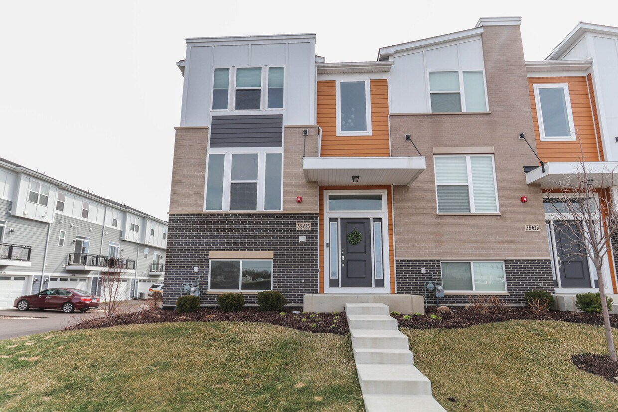 3S623 Camden St, Warrenville, IL 60555 Townhome Rentals in