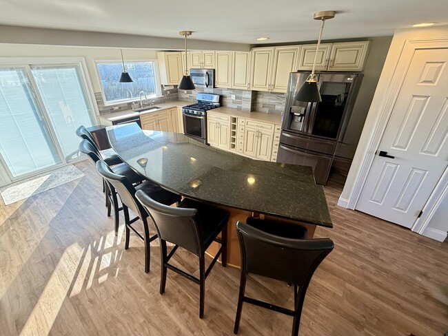 Building Photo - 256 Alley Ave