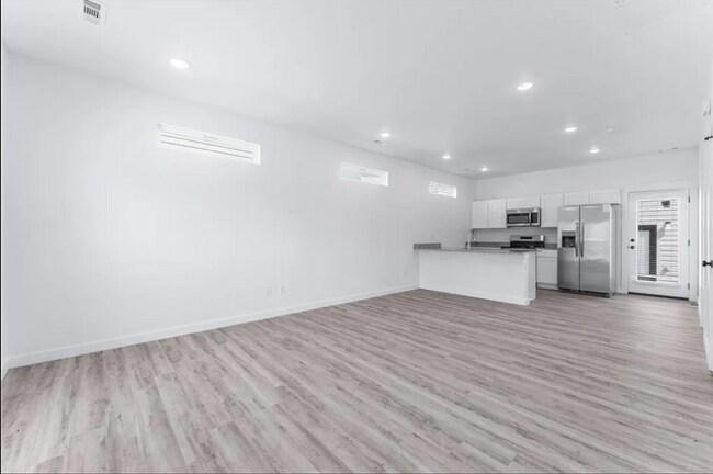 Building Photo - Bright and Modern 2BR, 2.5 Bath Rental in ...