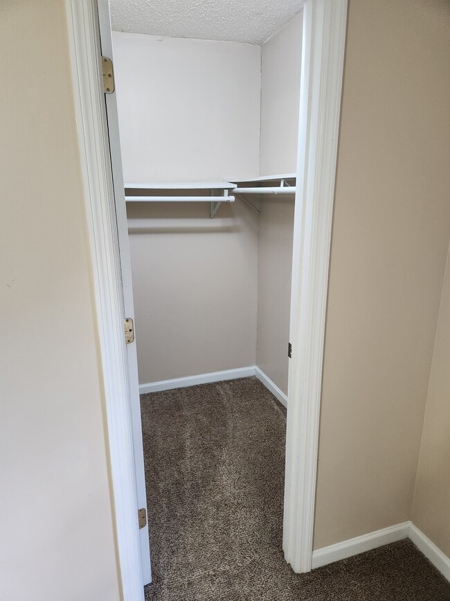 Building Photo - 529 Crest Dr SW