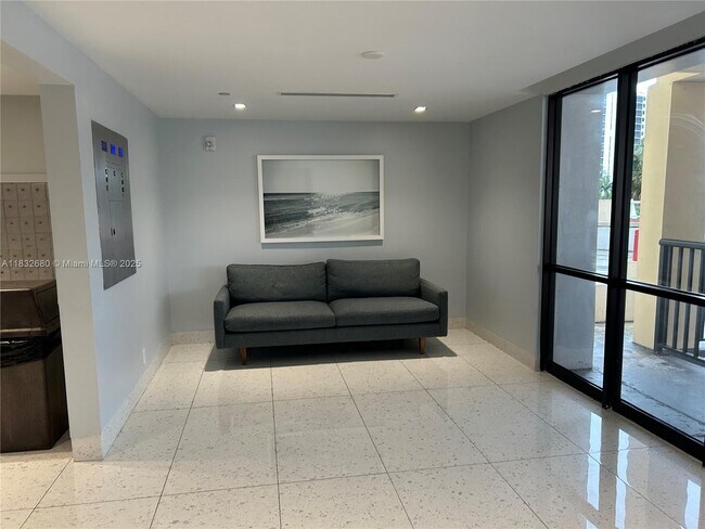 Foto del edificio - 20335 W Country Club Dr