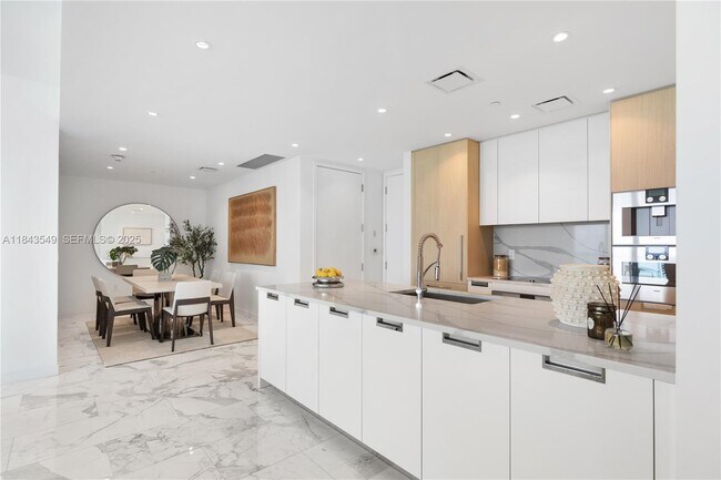 Foto del edificio - 15701 Collins Ave