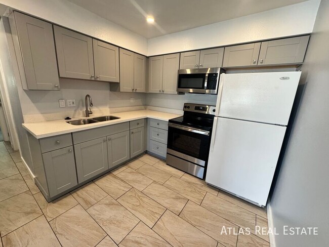 Foto del edificio - 2 Bed 1 Bath Apartment- ready for move in!