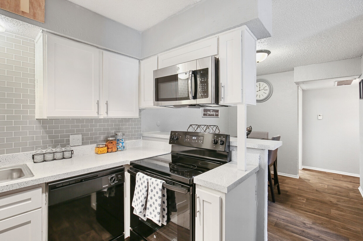 The District on Collins Apartments at 2910 S Collins St Arlington, TX