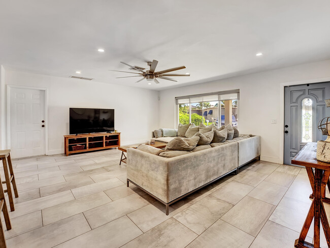 Building Photo - 3122 Pierson Dr