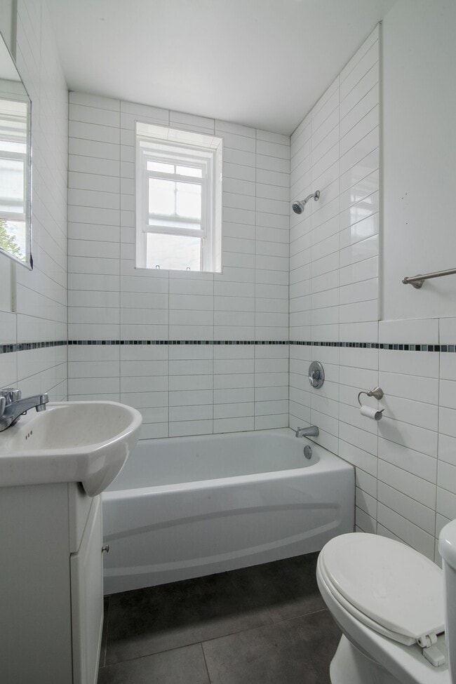 Photo du bâtiment - 4745 Chem. Queen Mary