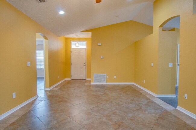 Building Photo - Spacious 3BR with Sunroom & Eat-In Kitchen – Holsberry Estates