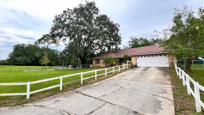 Building Photo - Charming 3-Bedroom Home for Nature Lovers