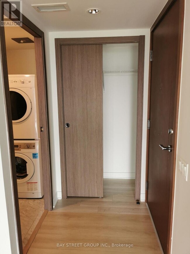 Building Photo - 17 Bathurst St