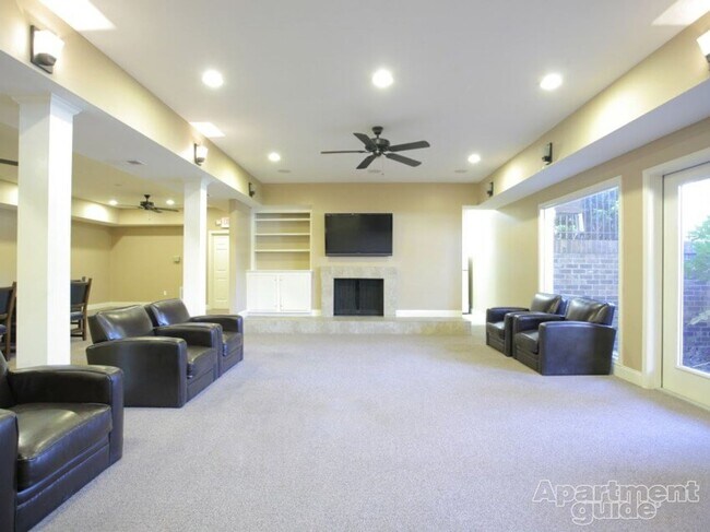 Building Photo - 1st Floor One bedroom One Bathroom with Wa...