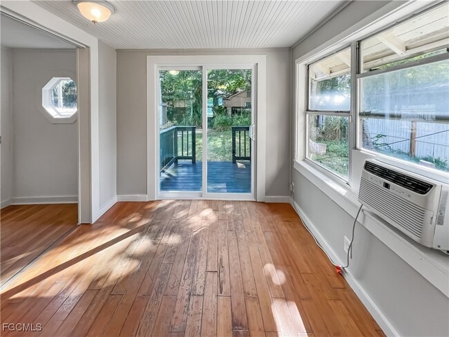 Foto del edificio - 2342 Stella St