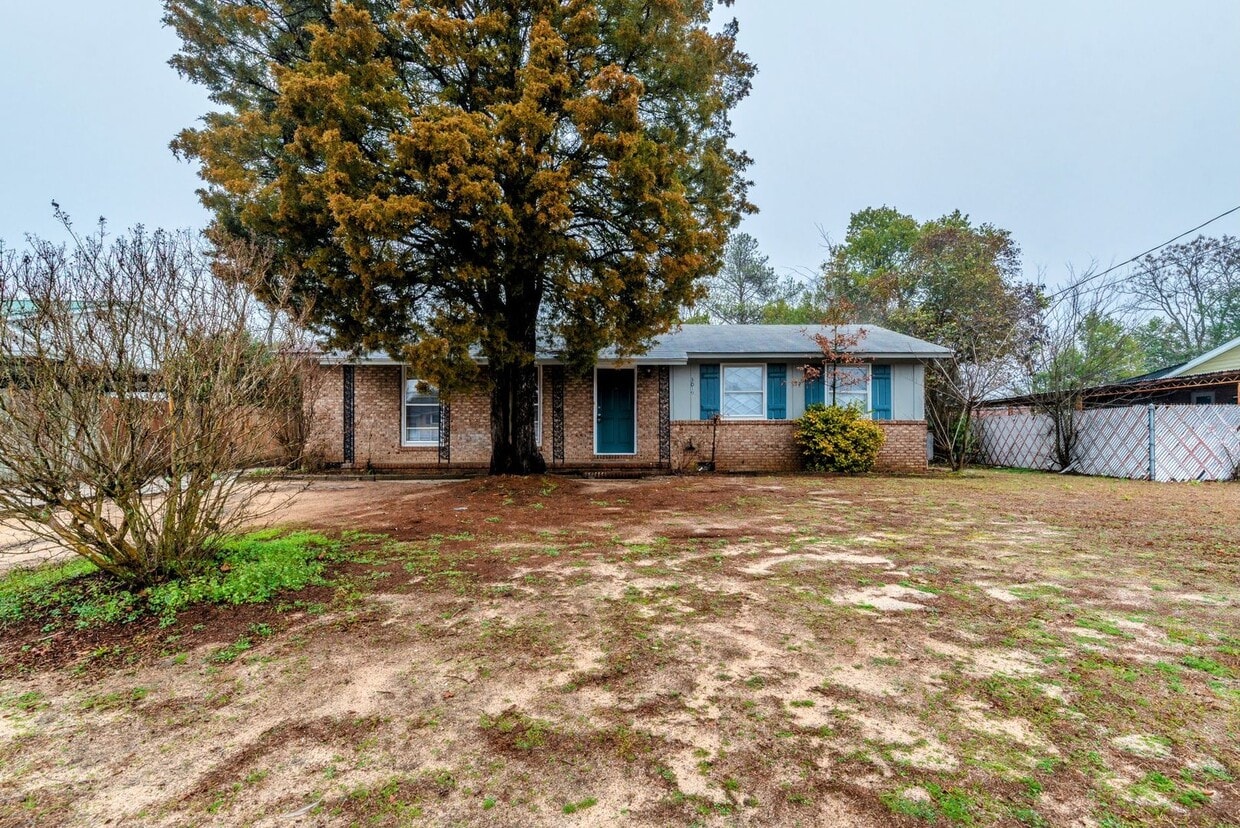 Primary Photo - PRICE REDUCED!!!! - $1200 - 3 bed/1.5 bath...