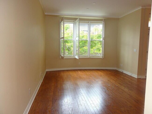 Foto del edificio - "Luxurious 2-Bed, 3-Bath Retreat with Granite Countertops in San Diego's Heart - 1460 Sq Ft of El...