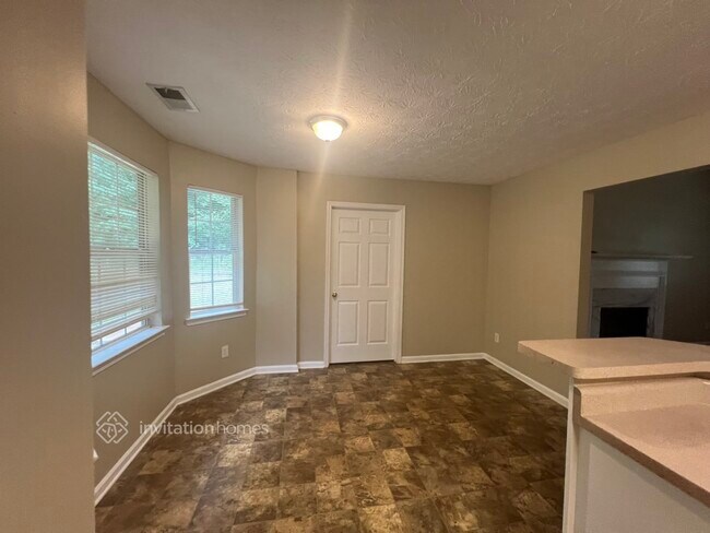 Building Photo - 350 5 Oaks Dr