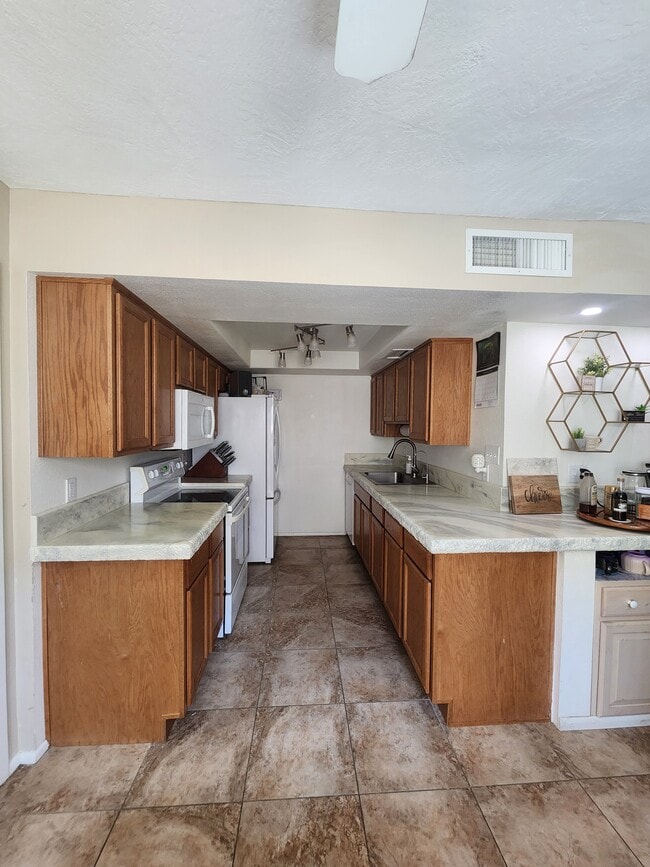Building Photo - 1224 N 84th Pl