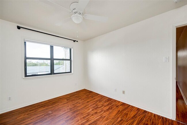 Foto del edificio - 1510 W N Loop Blvd
