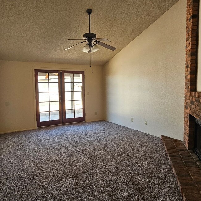 Foto del edificio - 3 bedroom corner unit for rent