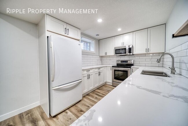 Building Photo - 2 bedroom+ den 1 bathroom basement in the community of Dalhousie