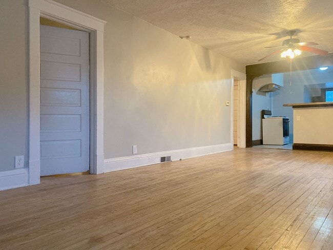 Building Photo - Benson 2 bed 2 bath with 2 additional non ...