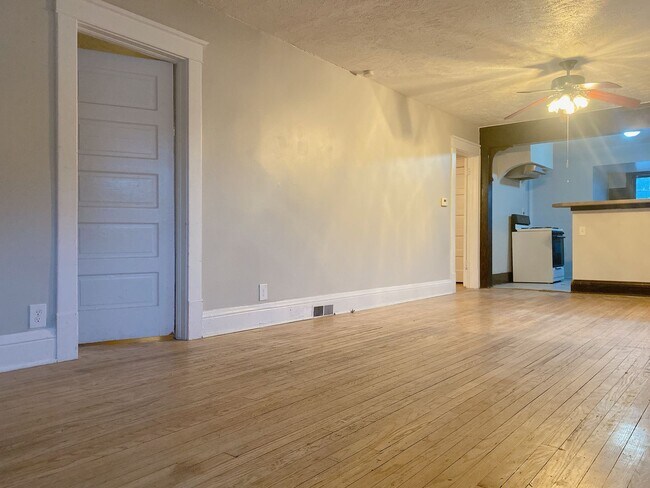 Foto del edificio - Benson 2 bed 2 bath with 2 additional non ...