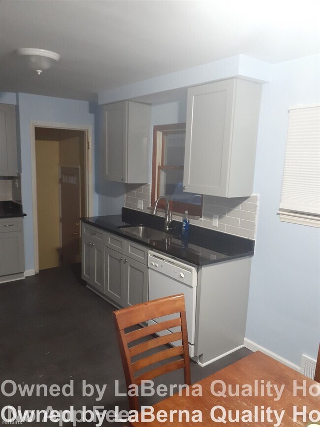 Foto del edificio - 3 br, 1 bath Duplex - 22788 Courtland Ave