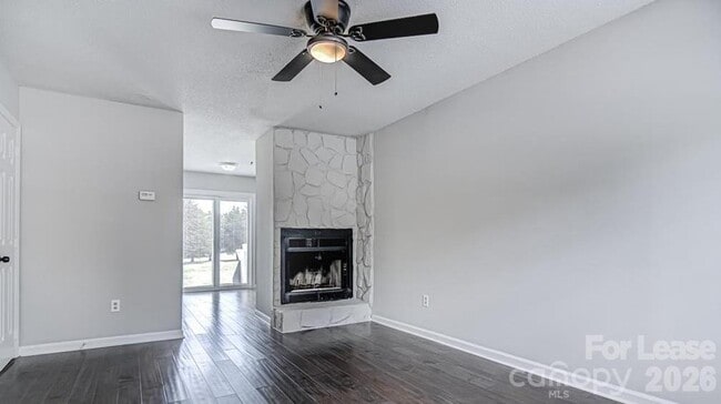 Foto del edificio - 8215 Circle Tree Ln