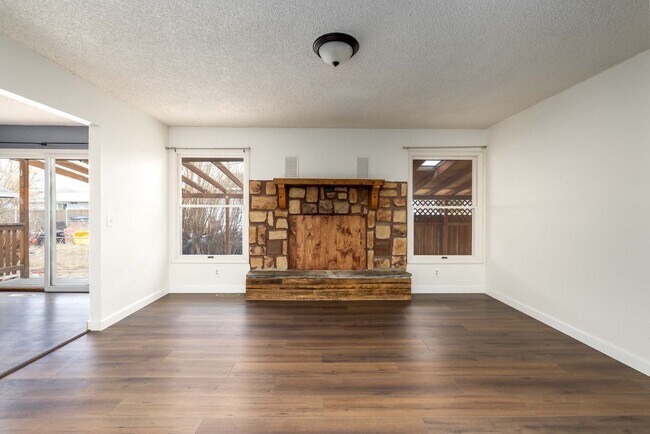 Foto del edificio - Large updated 4 bedroom 3 bath home in Laurel