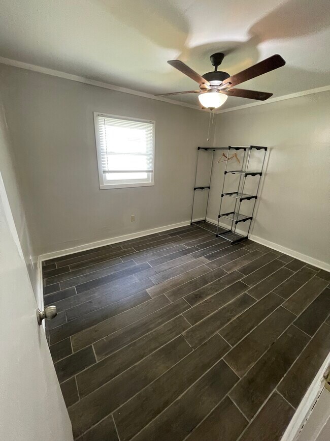 Room 4 - 905 Henderson Ext