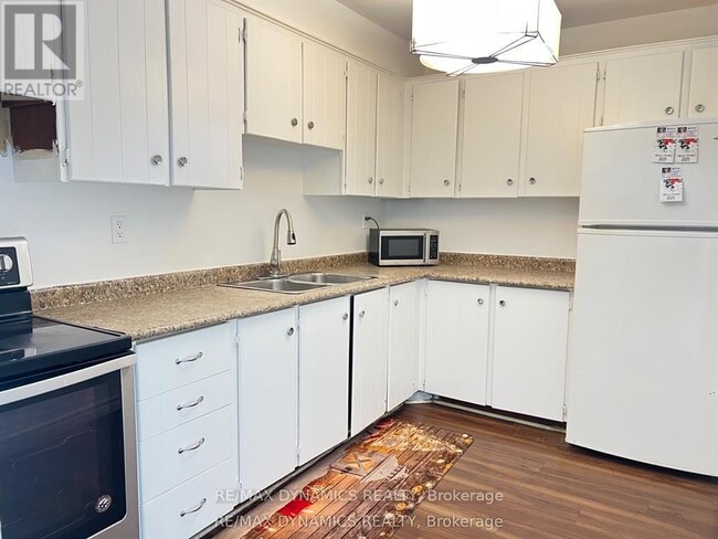 Photo du bâtiment - 4064 Lawrence Ave E