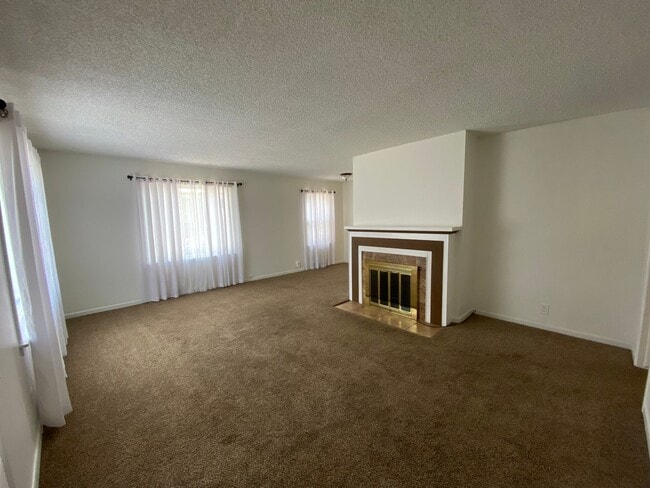 Building Photo - Beautiful South Hill Home!