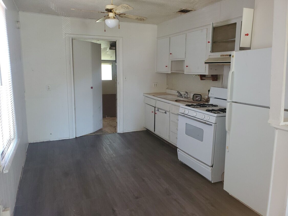 Building Photo - Refurbed Sw Home!