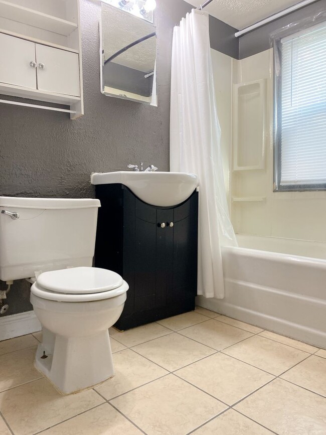 Building Photo - Large 2 bed 1 bath duplex with one car att...