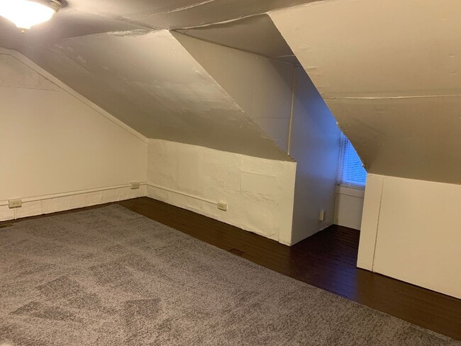 Building Photo - Available Now! 2-3 Bedroom 1 Bath House-Yo...