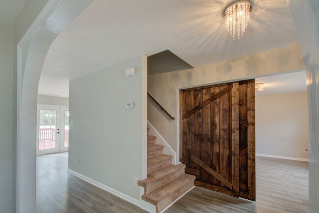 Building Photo - 5 Bedroom, 2.5 Bath Home in North Creek Ne...