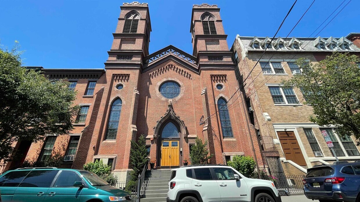 Primary Photo - 260 1st St