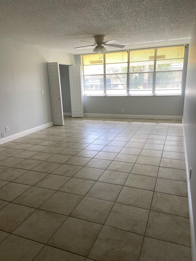 Foto del edificio - 2885 SW 22nd Ave