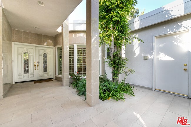 Building Photo - 8900 Alto Cedro Dr