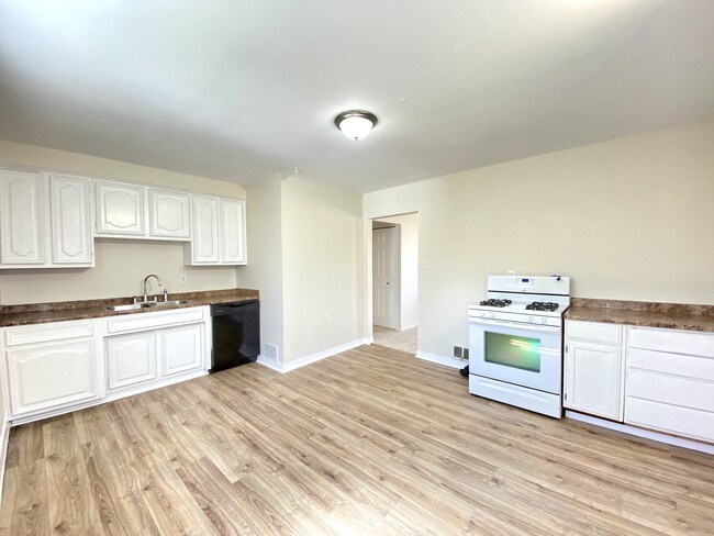 Kitchen - 32435 Palmer Rd